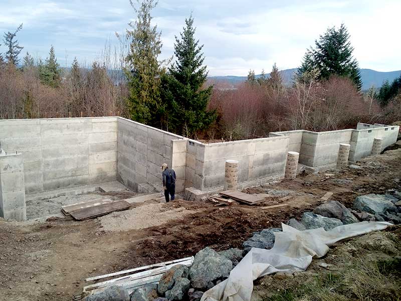 footings and walls in concrete, under construction